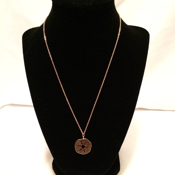 NWT Gold Snowflake Cutout Necklace - Picture 3 of 7